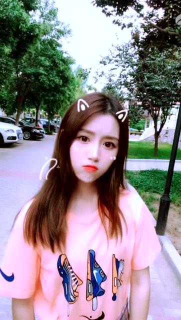 搞笑女吃瓜视频素材,笑料百出！搞笑女吃瓜达人带你领略欢乐食瓜时光